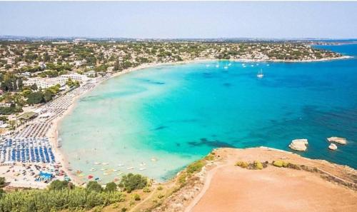 an aerial view of a beach with blue water at B&B Villa Matari in Fontane Bianche
