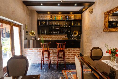 a bar in a restaurant with two stools at El Portal De San Lázaro in Arequipa