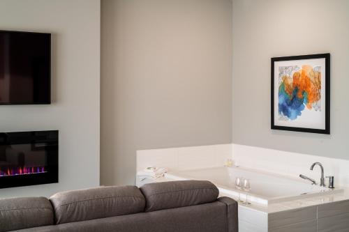 FlorencevilleにあるAmsterdam Inn & Suites, Ascend Hotel Collectionのソファとテレビのあるリビングルーム
