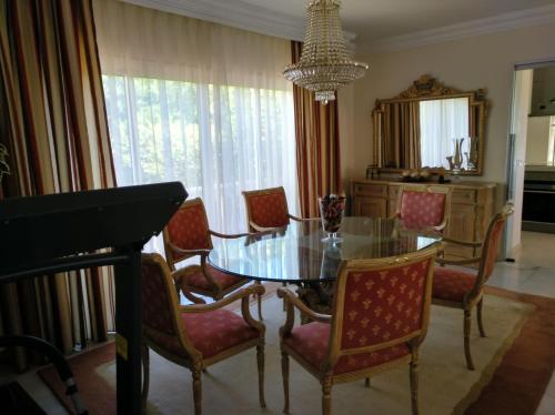 Posedenie v ubytovaní Casa La Familia