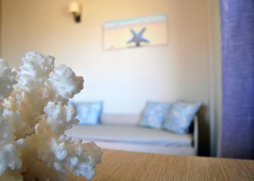a living room with a couch and a table at Sirene Villas in Dhiakofti