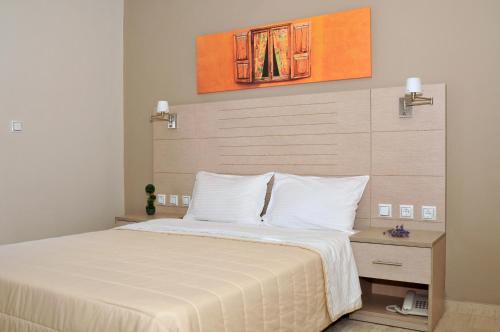 a bedroom with a large bed with white sheets at Sirene Villas in Dhiakofti