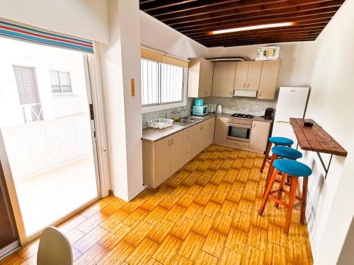 eine Küche mit Holzboden sowie einem Tisch und Stühlen in der Unterkunft Central Square Nomadic Rooms in Larnaka