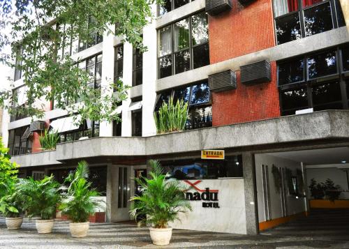 um edifício com vasos de plantas à sua frente em Hotel Xanadu - Adults Only no Rio de Janeiro