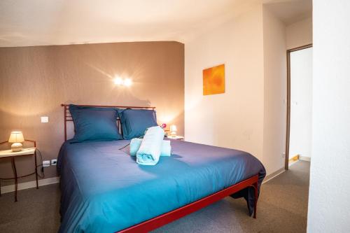 - une chambre avec un grand lit bleu et des oreillers bleus dans l'établissement JASSE DE CAMARGUE 619 CLIM 20 MIN PLAGE IDEAL FAMILLE à Gallargues - COHÔTECONCIERGERIE La Grande Motte, à Gallargues-le-Montueux