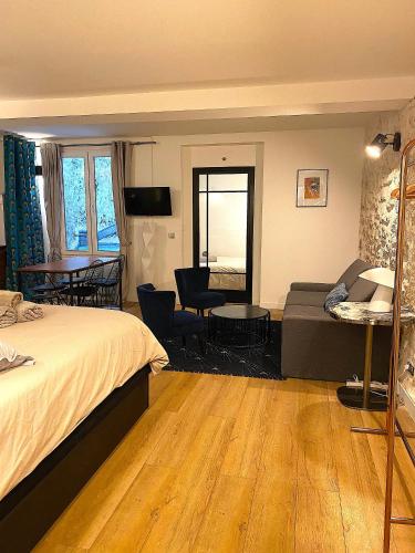 une chambre avec un lit et un salon dans l'établissement My Trip in Paris - Martin, à Paris