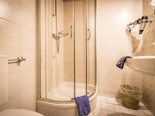 Ванна кімната в Hotel- Pension Oechsner