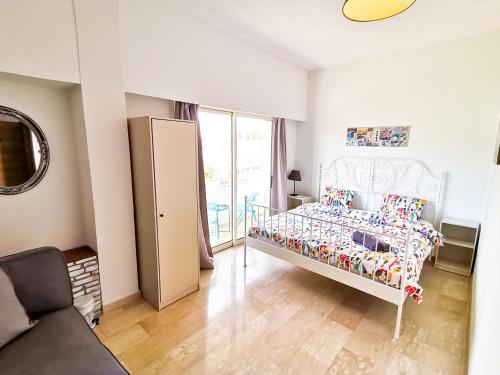 ein Schlafzimmer mit einem Bett und einem großen Fenster in der Unterkunft Central Square Nomadic Rooms in Larnaka