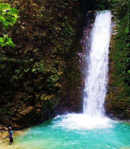 two people standing in front of a waterfall at Casa Linda Vista in Caño Seco