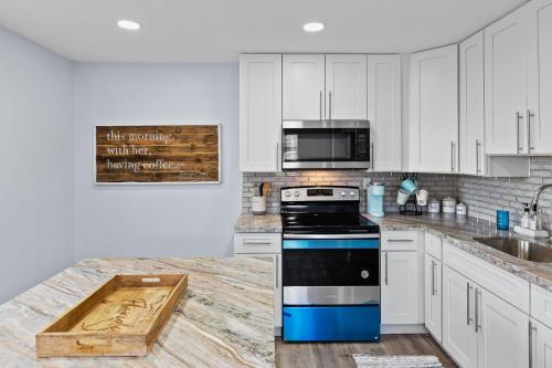 Cucina o angolo cottura di Gorgeous Residence on Buttonwood Lane with Bikes