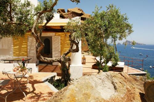 une maison avec vue sur l'eau dans l'établissement Villa Rocce Rosse, à Panarea