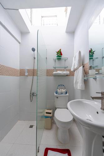 a bathroom with a toilet and a sink at Bamboo Hoouse in Santo Domingo