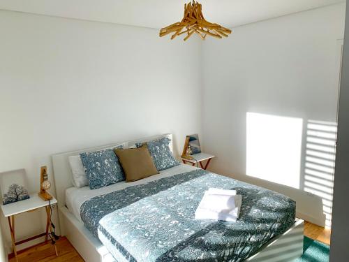 una camera con letto e piumone blu di L'Azor Suites - Bleuté a Ponta Delgada