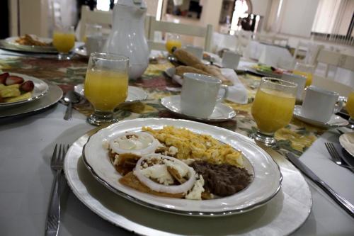 a table with a plate of food on a table at HOTEL ROMO in Ciudad Hidalgo