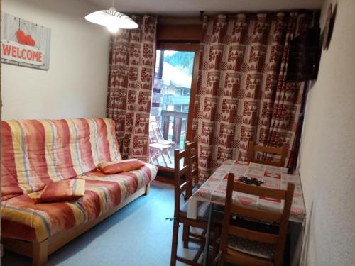 un salon avec un canapé et une table dans l'établissement résidence le bois gentil, à Auris