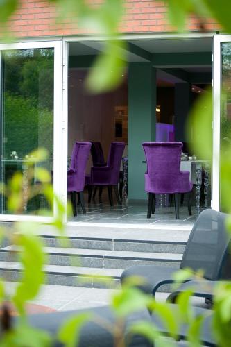 a group of purple chairs sitting on a patio at B&B Saint-Georges -Located in the city centre of Bruges- in Bruges