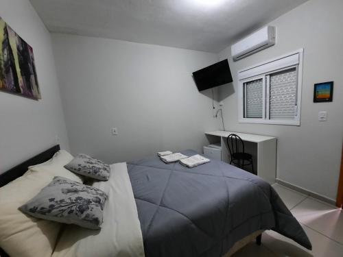 Cama o camas de una habitación en Hotel Três Passos - Prox ao Aeroporto e Rodoviária