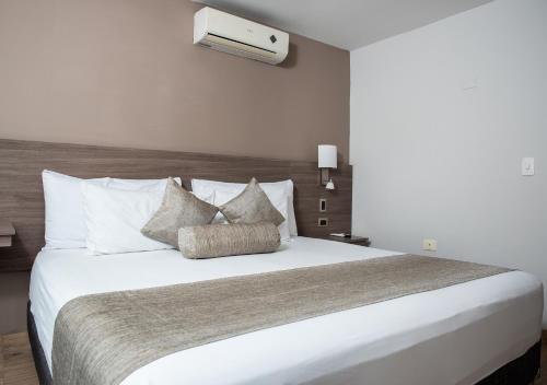 Un pat sau paturi într-o cameră la Hotel Betania