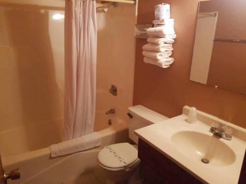 Clifford的住宿－Mountain View Lodge，浴室配有盥洗盆、卫生间和浴缸。
