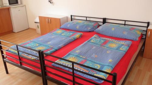 ein Schlafzimmer mit einem Bett und zwei Kissen in der Unterkunft Apartman Vilo in Veľký Meder