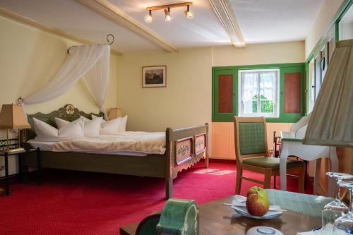 Postel nebo postele na pokoji v ubytování Romantik Hotel Zum Lindengarten