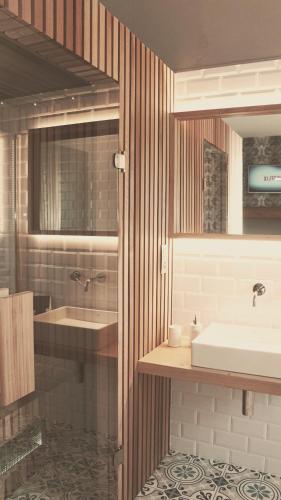 a bathroom with a tub and a sink and a tubermottermott at Domaine Sur Les Sarts in Ohey