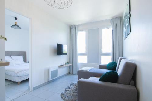 uma sala de estar com um sofá e uma cama em °Le métropole° Check in H24/wifi em Lyon