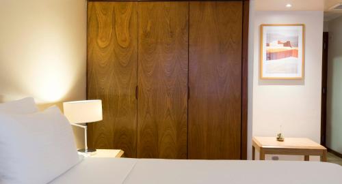 Ένα ή περισσότερα κρεβάτια σε δωμάτιο στο Holiday Inn Montevideo by IHG