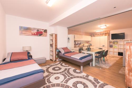 sala de estar con 2 camas y cocina en Senator Flats - Paulus, en Viena