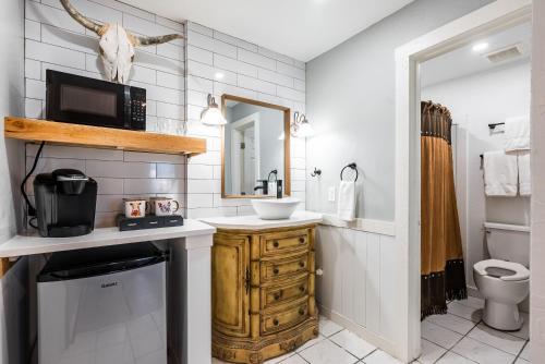 un bagno con lavandino e WC di The Big Texan Motel ad Amarillo