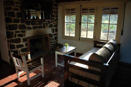 un salon avec un canapé et une cheminée dans l'établissement Casa de Montaña, à Córdoba