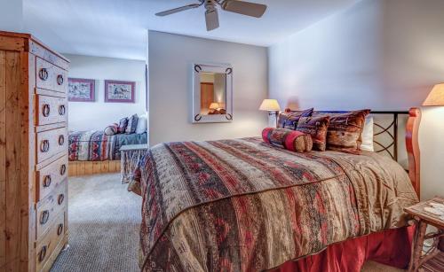 una camera con letto, cassettiera e specchio di Bear Claw 516 - Bear Claw II Building a Steamboat Springs