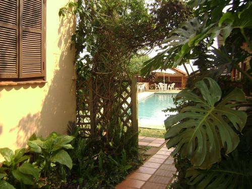 a garden with a fence next to a swimming pool at Hosteria Helvecia in Montecarlo