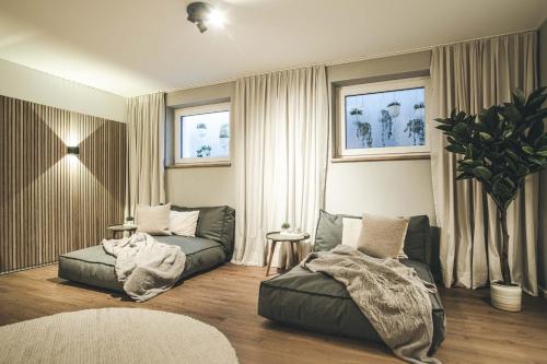 uma sala de estar com um sofá e uma cadeira em Oskar Apartments em Neustift im Stubaital