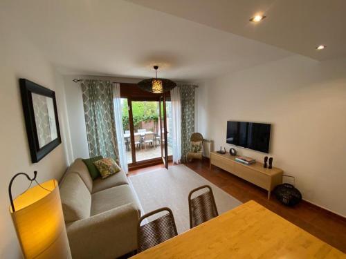 ein Wohnzimmer mit Sofa und Fernseher in der Unterkunft Alojamiento el Dorado in Llanes