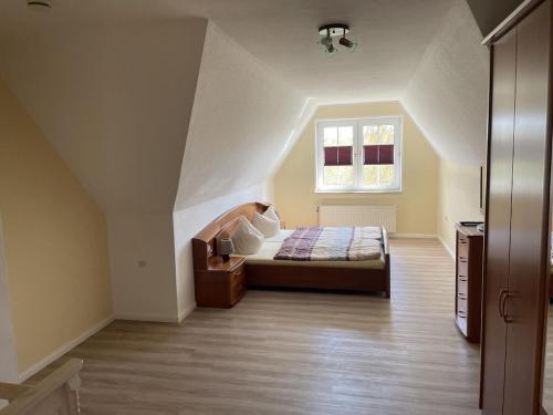 Un pat sau paturi într-o cameră la Lovely Apartment in Neubukow near Sea
