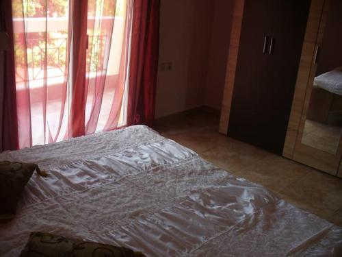 - un lit dans une chambre avec fenêtre dans l'établissement La betia, à Litochoro