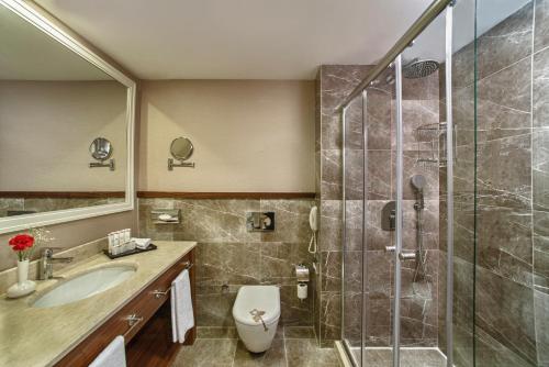 
Een badkamer bij Aska Lara Resort & Spa Hotel
