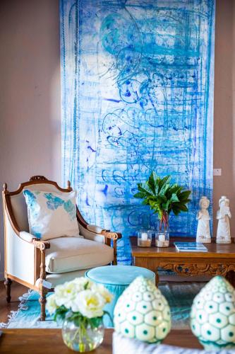 a living room with a chair and a blue wall at Hotel San Marcos Punta del Este in Punta del Este