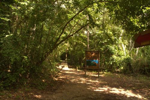 a sign in the middle of a path in the woods at HOSTAL MIRADOR dentro del parque tayrona in El Zaino