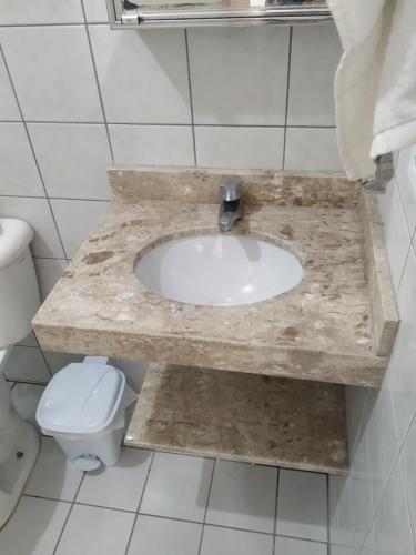 Un baño con lavabo e inodoro en Apartamento Taperapuã Praia Vilage, en Porto Seguro