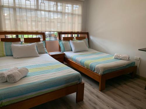 um quarto com duas camas e uma janela em Hospedaje Casa Bachué em Chía
