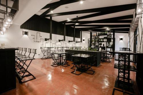 a room with tables and chairs and a bar at D' LA TORRE HOTEL in Managua