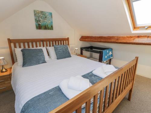een slaapkamer met een groot bed en een raam bij Snowdon View in Caernarfon