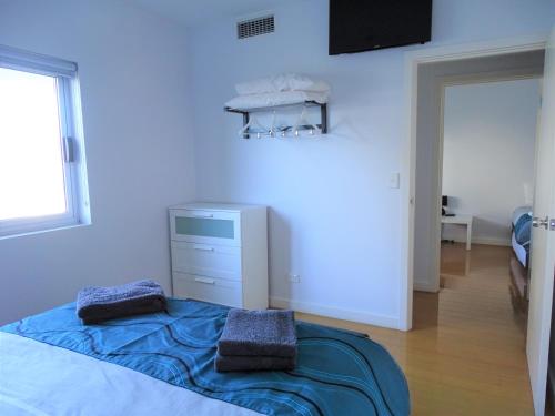 Un pat sau paturi într-o cameră la Port Vincent Seaside Apartments - Apartment 1
