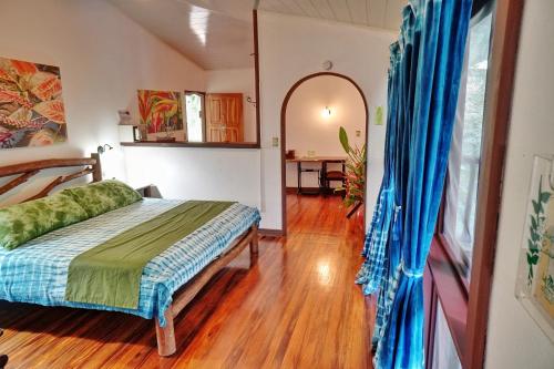 Cama o camas de una habitación en La Quinta Sarapiqui Lodge