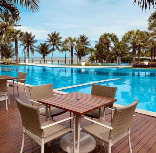 Πισίνα στο ή κοντά στο Apartamento a beira-mar com piscina