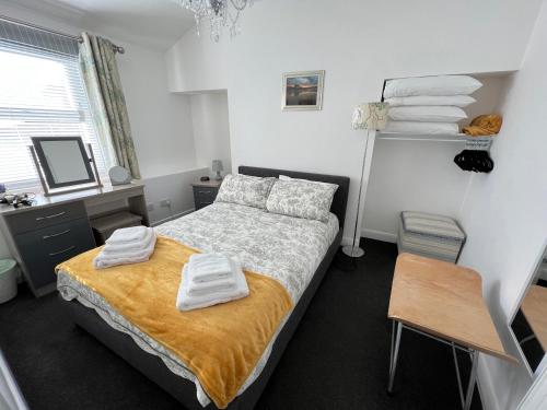 - une chambre avec un lit et des serviettes dans l'établissement Hanover Hideaway, à Scarborough