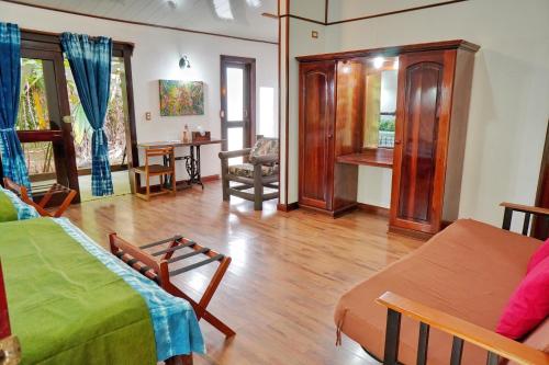 Zona de estar de La Quinta Sarapiqui Lodge