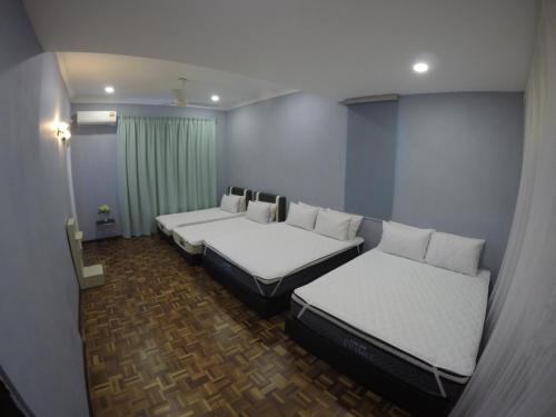 a room with three beds in a room at REBECS 12Pax@TebrauCity/Ikea/Toppen/Aeon in Johor Bahru